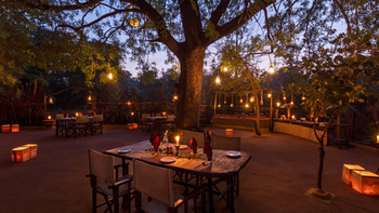 Reni Pani Jungle Lodge: BBQ im Gol Ghar Restaurant