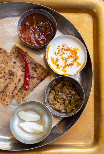 Sujan Sher Bagh: Indische Chutneys und Yoghurtsoße mit Fladenbrot