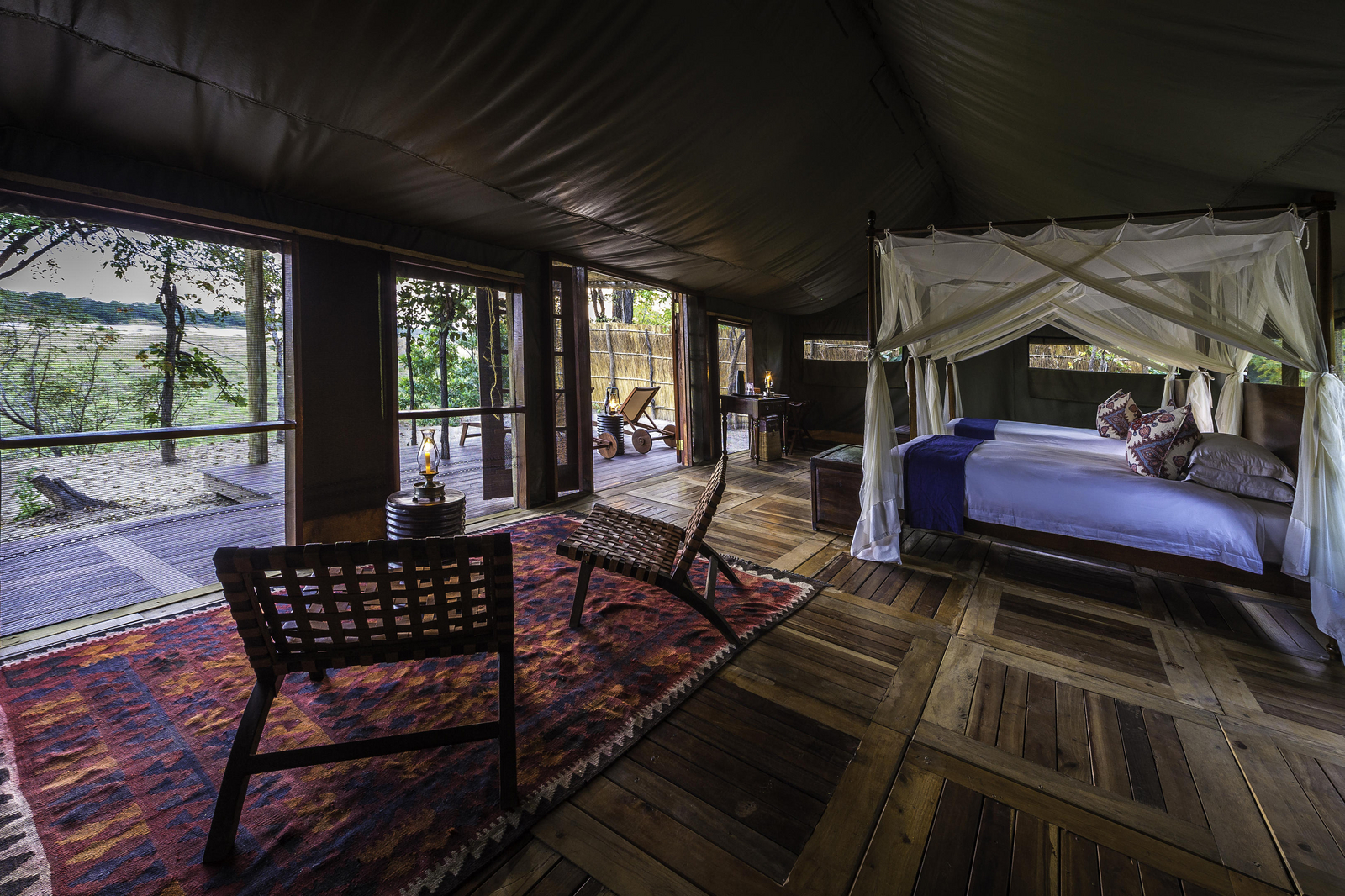 Zungulila Bushcamp Zungulila Bushcamp: Sessel und Teppiche