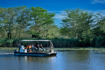 andBeyond Phinda Forest Lodge: Pontonboot-Safari mit Gästen und Guide