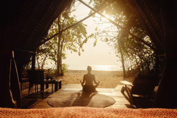 Greystoke Mahale: Frau am Strand