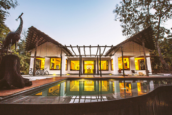 Jamtara Wilderness Camp: Gebäudefront mit Pool