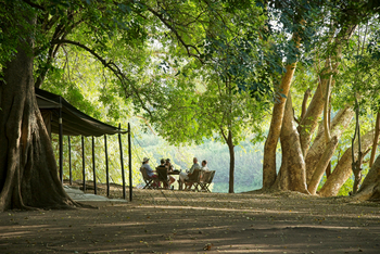 Lale's Camp: Gäste am Flussufer