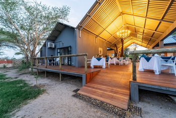 Lenyebi River Lodge: Blick ins offene Restaurant