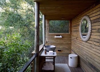 Lion Sands Tinveleti Treehouse: Freiluftbad mit Steinwaschbecken