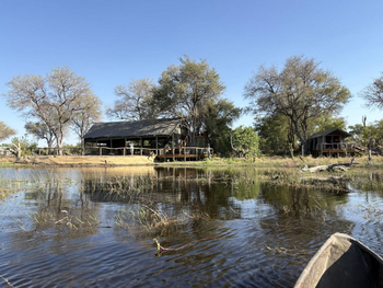 Losika Elephant Camp: Offenes Camp am ruhigen Wasser