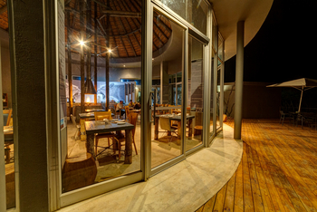 Naankuse Lodge: Verglaste Lounge