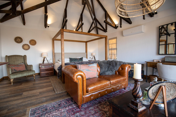 Otjiwa Mountain Lodge: Private Lounge