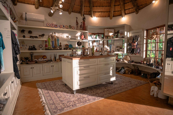 Savanna Lodge: Boutique mit weißem Inselregal und Kunsthandwerk
