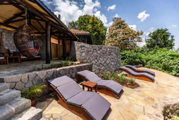 Volcanoes Virunga Lodge: Liegestühle