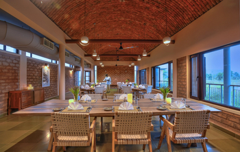 Waghoba Eco Lodge: Service im Restaurant