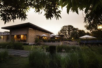 Woods at Sasan: Restaurant von außen