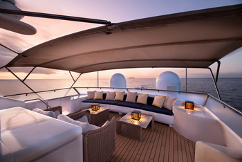 andBeyond Galapagos Explorer: Elegante Heckdeck-Lounge im Abendrot