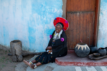 andBeyond Phinda Rock Lodge: Freudige Frau mit traditionellem Perlenschmuck