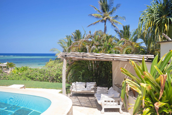 Alfajiri Villas Alfajiri Villas: Schattiger Loungebereich neben dem Pool Garden Villa