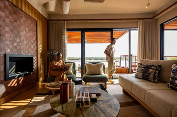 Anantara Tented Camp Kafue River: Wohnlounge mit gemustertem Couchtisch und Sofa