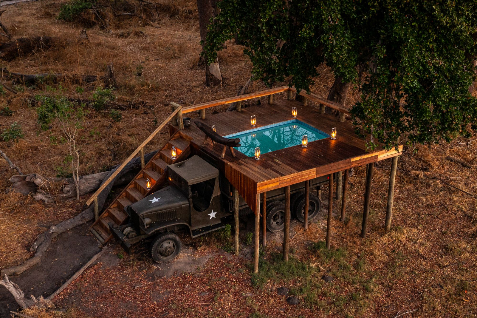 Duba Explorers Camp Duba Explorers Camp: Swimming Pool auf der Ladefläche eines Army Trucks