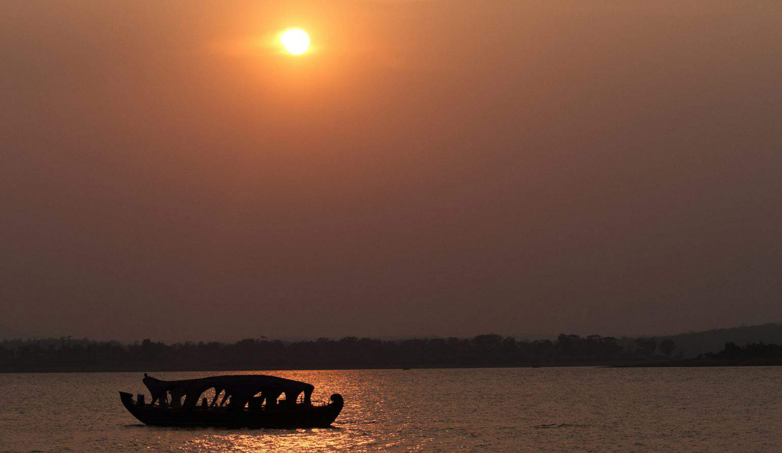 Evolve Back Kuruba Safari Lodge Evolve Back Kuruba Safari Lodge: Sunset Cruise