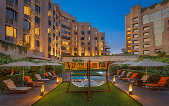 ITC Maurya Hotel: Pool im Innenhof