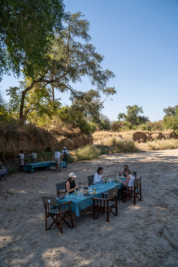 Kanga Camp: Esstisch im Freien