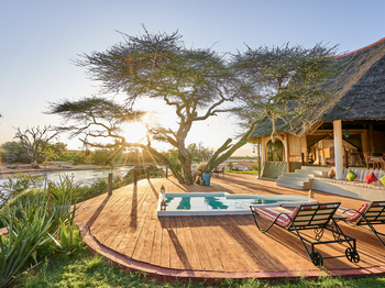 Sasaab: Großes Deck mit Tauchbecken