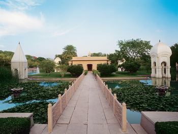 The Oberoi Rajvilas: Brücke zur Wellness-Insel
