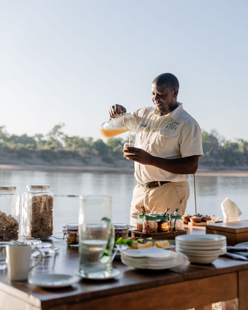 Time + Tide Mchenja Camp Time + Tide Mchenja Camp: Frühstück im Freien