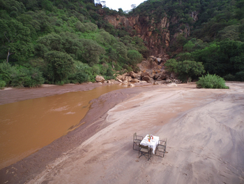 Wayo Manyara Green Camp: Dinner am Wasserfall