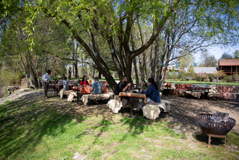 andBeyond Vira Vira Lodge: Tische am Flussufer