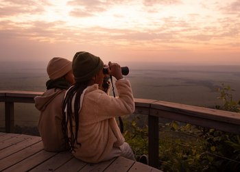 Angama Mara: Zwei Kinder mit Fernglas