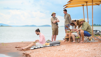 Bumi Hills Safari Lodge: Gruppe am Wasser