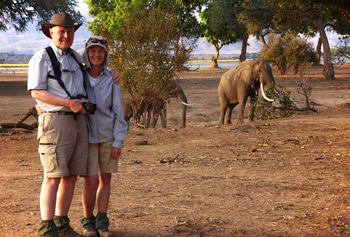Chitake Mobile Camp Chitake Mobile Camp: Gäste mit Elefant