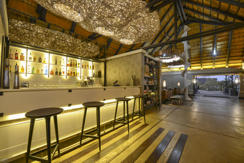 Chobe Water Villas: Bar und Foyer