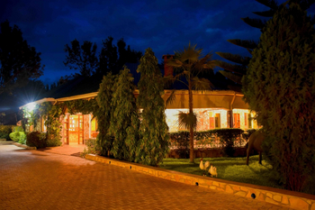 Country Lodge: Beleuchtete Lodge bei Nacht
