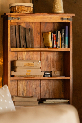 Encounter Mara Camp: Bücherregal