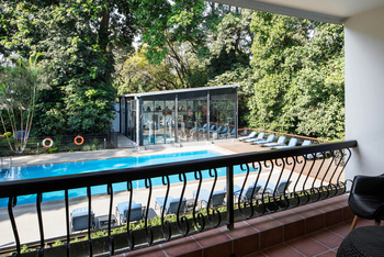 Four Points Arusha Hotel: Balkon Club Suite mit Blick auf den Pool