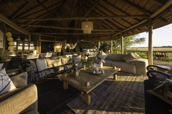 Kwetsani Camp: Offene Lounge mit Reetdach