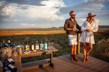 Madikwe Hills Private Game Lodge: Gäste mit Getränken am Holzdeck