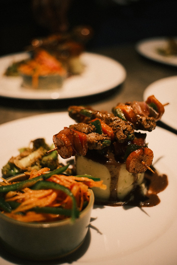 Mkomazi Wilderness Retreat: Exquisite Spieße auf Kartoffelpüree am Abend