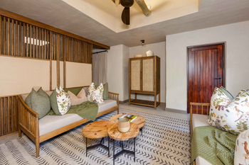 Sabi Sabi Bush Lodge: Holzmöbel Lounge mit Botanischen Kissen