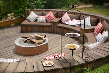 Sala's Camp: Sofas am Feuerplatz