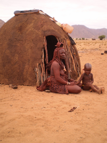 Sanctuary Okahirongo Elephant Lodge: In der Himbasiedlung