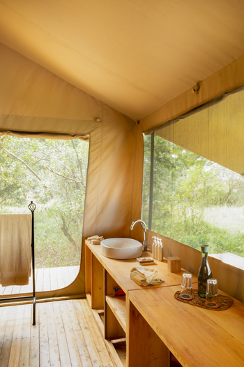 Saruni Wild: Bad mit Waschbecken