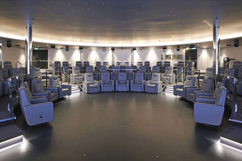 Scenic Eclipse II: Immersives Kino mit Sternendecke und Liegesesseln