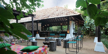 Svasara Jungle Lodge: Restaurant und Terrasse