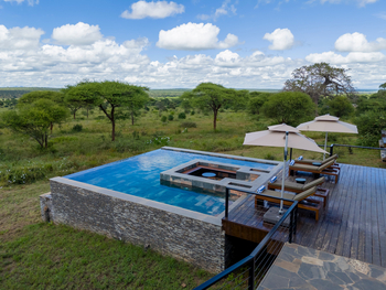 Tarangire Elephant Springs Camp: Liegestühle und Sonnenschirme