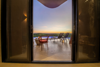 The Ekipa Etosha: Liegestühle am Pool