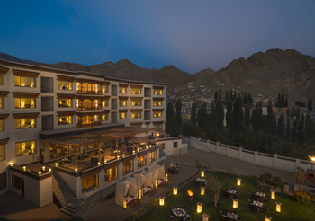 The Grand Dragon Hotel: Laternen im Garten