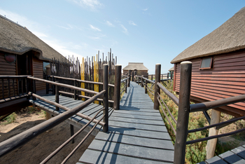 The Stiltz: Holzsteg