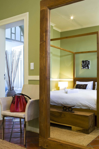 Villa Margherita: Doppelbett und Spiegel im Gästezimmer